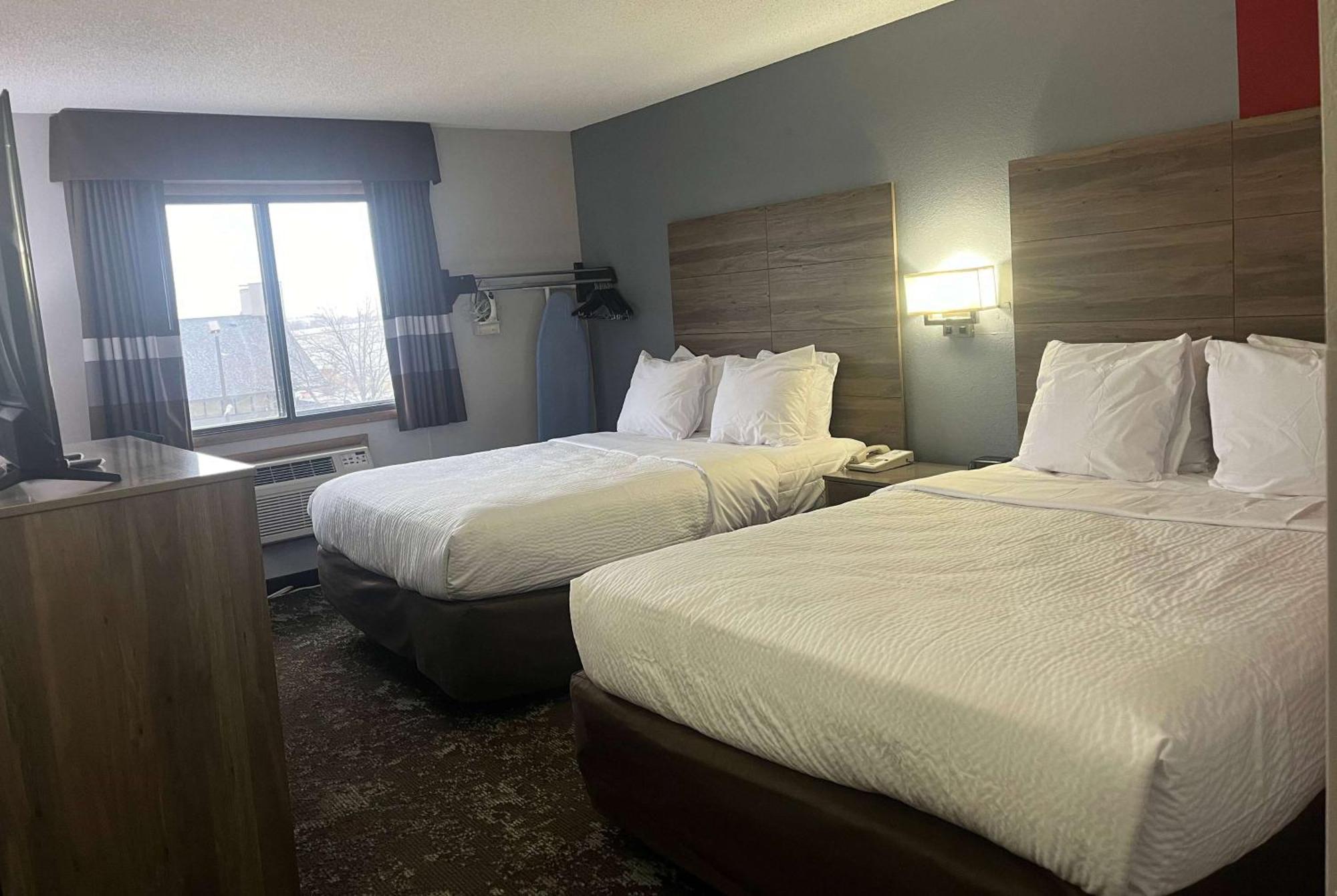 Hotel Ramada By Wyndham Cedar Rapids South Exterior foto