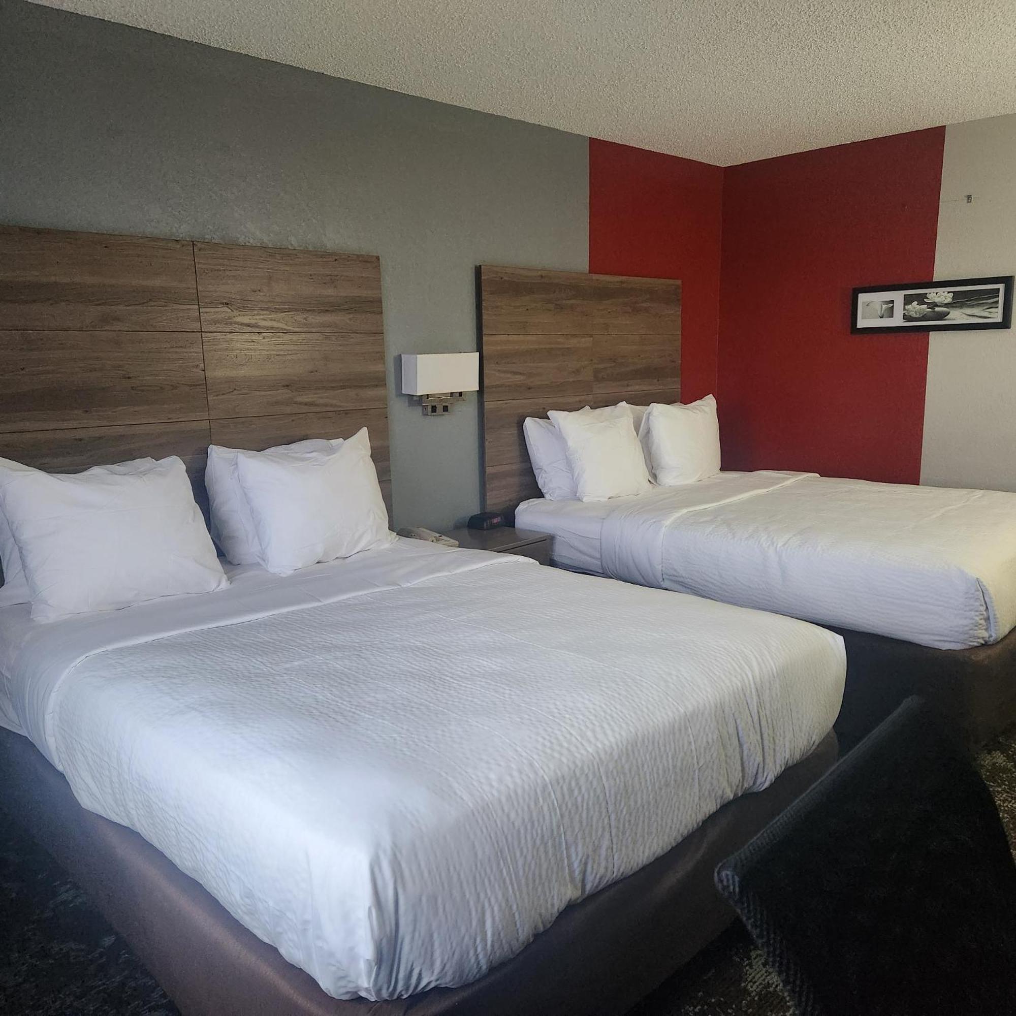 Hotel Ramada By Wyndham Cedar Rapids South Exterior foto