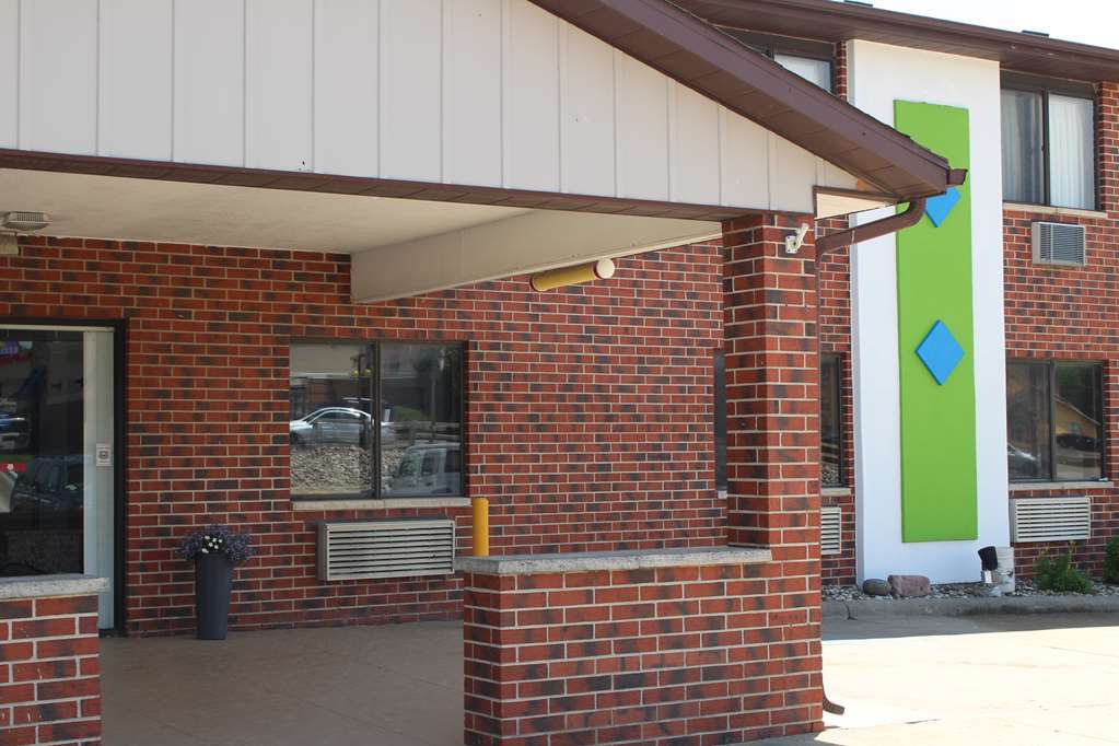 Hotel Ramada By Wyndham Cedar Rapids South Exterior foto